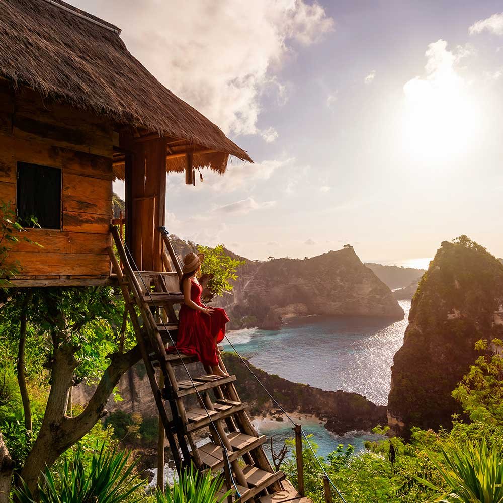 young-woman-traveler-enjoying-and-looking-beautifu-EZB9VJF.jpg